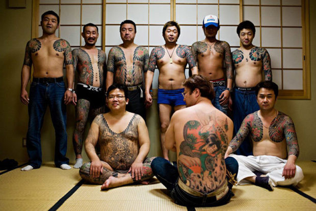 Khác với hình xăm thông thường, thành viên Yakuza thường xăm hình rồng, phượng, núi non, hoa cỏ như một tác phẩm nghệ thuật phủ kín cơ thể, trừ phần đầu.