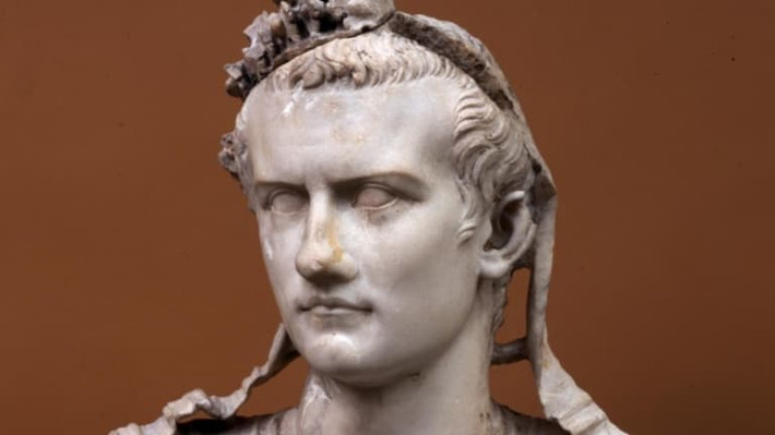 Bên trong ngôi đền có đặt một pho tượng bằng vàng tạc chân dung hoàng đế Caligula.