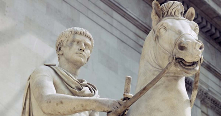 Hoàng đế Caligula còn được người đời nhớ đến với hành động ngông cuồng, thái quá dành cho con ngựa yêu quý có tên Incitatus.