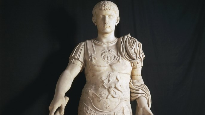 Không chỉ tự xây dựng một ngôi đền dành cho chính mình, Caligula còn rất thích được quần thần và trong các tài liệu gọi là thần Jupiter - một trong những vị thần tối cao của người La Mã.