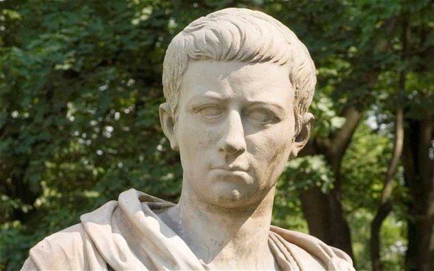 Bạo chúa Caligula của La Mã nổi tiếng lịch sử khi cho người xây dựng cho mình một ngôi đền thờ để thần dân thờ phụng, tôn sùng ông. Theo đó, Caligula đã làm điều mà chưa có vị hoàng đế La Mã nào từng làm.