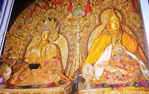 Đa số các pho tượng trong cung điện Potala được làm từ vàng, bạc hay đồng.