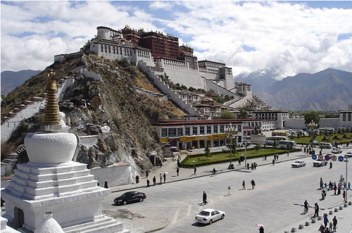 Cung điện Potala cao 117m, gồm 13 tầng là biểu tượng của thành phố Lhasa, Tây Tạng. Công trình này được UNESCO công nhận là di sản thế giới.