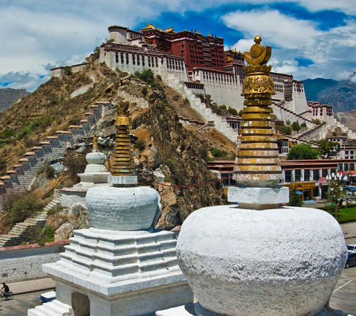 Cung điện Potala nổi tiếng với 7 đỉnh tháp bằng vàng. Không chỉ nổi tiếng với kiến trúc độc đáo, cung điện này còn được biết đến với hơn 10.000 bàn thờ các chư Phật, 20.000 tượng Phật, Bồ tát…