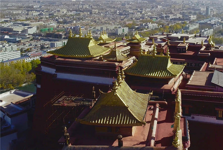 Trong đó, Bạch Cung là nơi đặt ngai vàng của Đức Đạt Lai Lạt Ma và cũng là nơi ở của ngài. Trong khi đó, Hồng Cung là nơi có các bảo tháp mạ vàng của các Đạt Lai Lạt Ma.