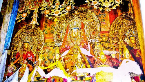 Những bức tượng Phật được tạc khắc với đủ kích thước to nhỏ khác nhau. Nhiều pho tượng khiến du khách chú ý bởi dáng vẻ to lớn, thần thái uy nghi và huyền bí.