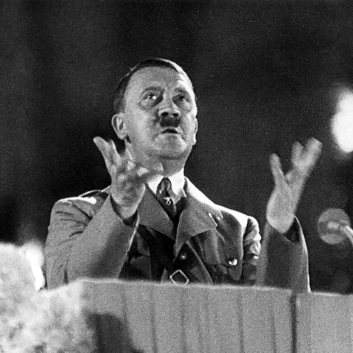Song song với việc theo đuổi chủng tộc thượng đẳng Aryan, chính quyền Hitler đã thực hiện các cuộc tàn sát đẫm máu nhằm vào hàng triệu người Do Thái và những dân tộc thiểu số khác. Mời độc giả xem video: Hitler còn sống sau Thế chiến 2 (nguồn: VTC14)