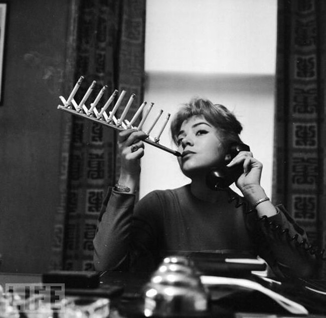 Phát minh dụng cụ hút thuốc độc đáo giúp người dùng trông phong độ hơn khi có thể hút nhiều điếu thuốc cùng lúc.