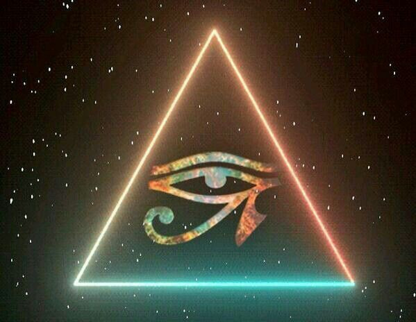 Theo thời gian, biểu tượng con mắt Horus được các thầy thuốc sử dụng và phát triển nó thành ký tự Rx có trên các đơn thuốc. Do vậy, nó mang ý nghĩa cho sự phục hồi và tính thống nhất.