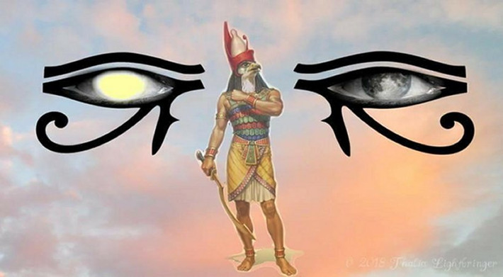 Mắt phải của thần Horus có màu trắng đại diện cho mặt trời và mắt trái có màu đen tượng trưng cho mặt trăng.