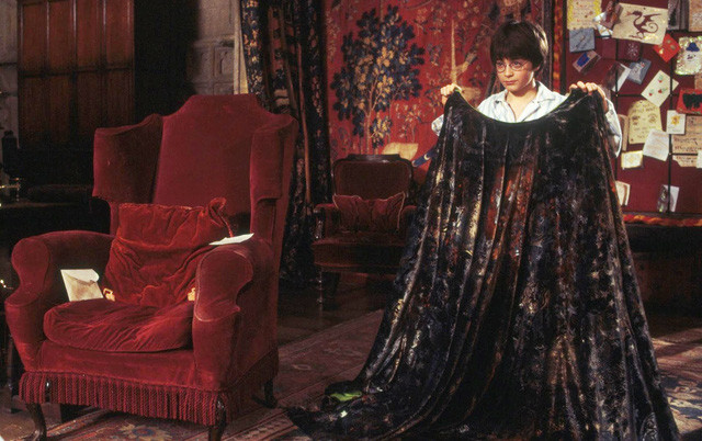 Ví dụ như trong loạt phim về Harry Potter, nhiều khán giả ấn tượng trước chiếc áo tàng hình của nhân vật chính.