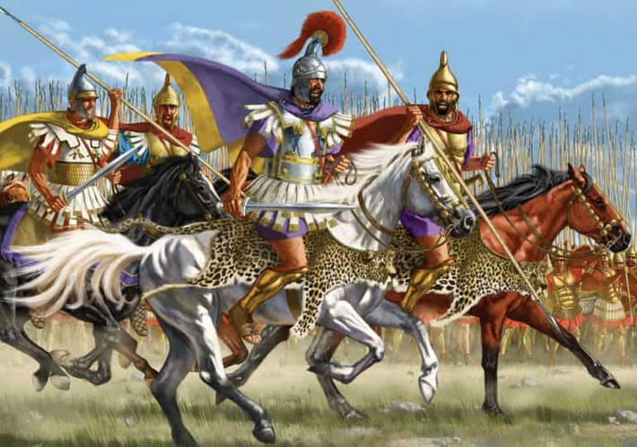 Sau khi gia nhập lực lượng Macedonia, những người lính này đều được huấn luyện lại theo tiêu chuẩn do Alexander đại đế đề ra. Mời độc giả xem video: Tái hiện trận chiến lịch sử của hoàng đế Napoleon (nguồn: VTC14)