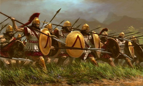 Sự nghiệp nhà binh của nam giới Sparta bắt đầu từ năm 7 tuổi. Khi ấy, chiến binh tương lai sẽ được rèn luyện kỷ luật, thể lực và giáo dục. Kế đến, họ sẽ được đào tạo những kỹ năng chiến đấu và sử dụng nhiều loại vũ khí.