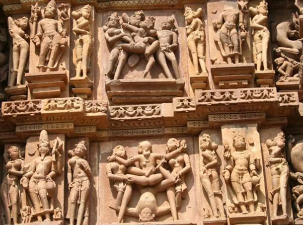 Những bức tượng hoan lạc tại quần thể 85 ngôi đền tại thị trấn Khajuraho, bang Madhya Pradesh, Ấn Độ khiến nhiều người phải "đỏ mặt" khi nhìn thấy. Theo các chuyên gia, những bức tượng nam nữ giao hoan trong quần thể 85 ngôi đền trên được các triều đại Chandela xây dựng từ giữa năm 950 - 1050. Sau nhiều thế kỷ nằm ẩn sâu trong rừng, đội trưởng Anh TS Burt phát hiện ra những ngôi đền với các bức tượng đặc biệt trên vào năm 1838.