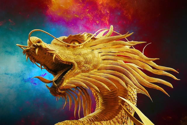 Tuy nhiên, dân gian lưu truyền một số giai thoại, truyền thuyết lý giải việc các tàu thuyền mất tích tại Tam giác Rồng là do một quái vật biển gây ra. Nó chính là một con rồng khổng lồ.