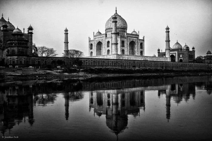Vật liệu xây dựng chính của lăng Taj Mahal là dá cẩm thạch trắng được đưa tới từ Rajasthan.