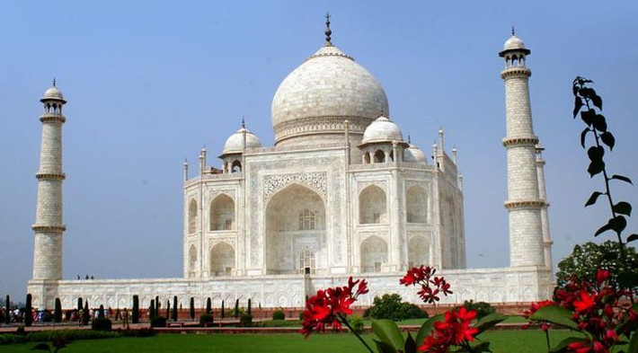 Gắn liền với câu chuyện tình lãng mạn của Vua Shah Jahan dành cho hoàng hậu Mumtaz Mahal, lăng Taj Mahal của Ấn Độ nổi tiếng thế giới với vẻ đẹp lộng lẫy, tráng lệ.