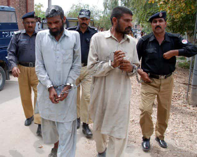 Hai anh em Arif và Ali Farman ở Pakistan gây rúng động dư luận bởi hành vi trộm xác và ăn các bộ phận của những thi hài người quá cố mà chúng trộm được. Năm 2011, hai anh em Ali bị tuyên án 2 năm tù giam vì ăn trộm 5 thi thể và ăn chúng.