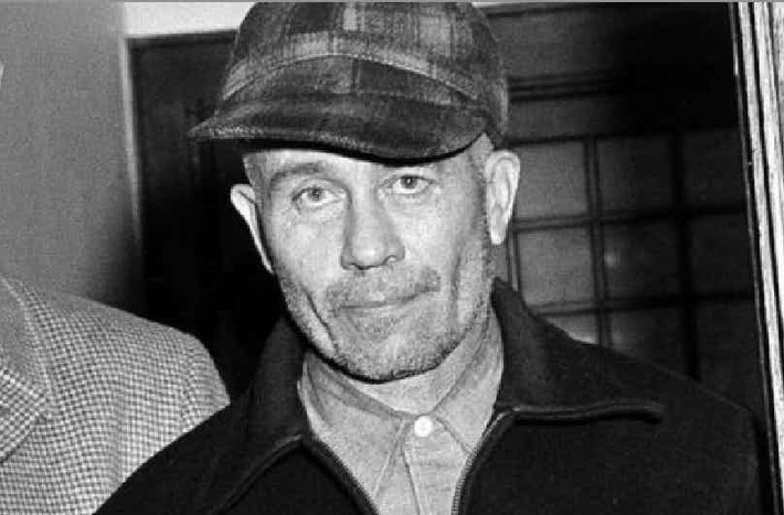 Ed Gein là một trong những sát nhân khét tiếng thế giới khi giết hại nhiều người. Không những là kẻ sát nhân máu lạnh, Ed Gein còn nhiều lần đến 3 nghĩa trang vào ban đêm để đào trộm mộ, đem thi thể người chết về nhà để thỏa mãn sở thích quái gở thực hành giải phẫu cơ thể người.