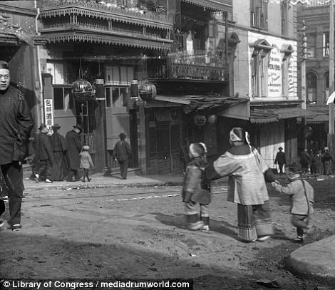 Người dân Trung Quốc mặc trang phục truyền thống khi sinh sống tại khu Chinatown ở Mỹ.