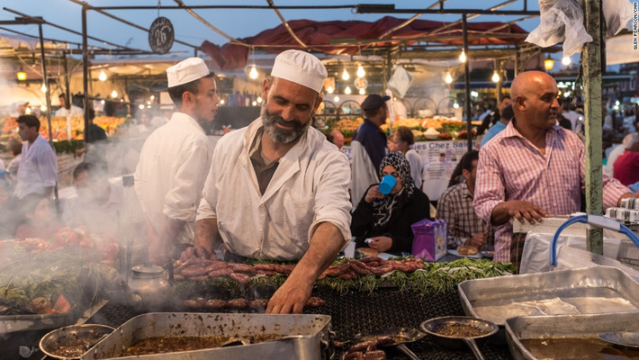 Marrakesh là thủ phủ của những món ăn đường phố hấp dẫn ở Maroc. Nơi đây nổi tiếng với thịt lạc đà nướng cho đến bánh dầu vừng đặc trưng.