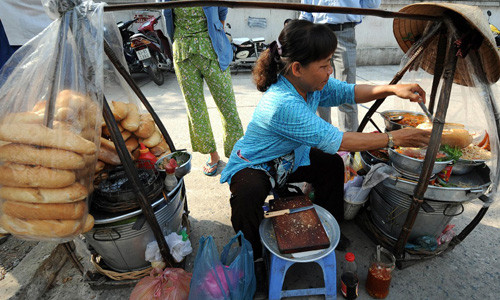 TP Hồ Chí Minh là một trong những thiên đường ẩm thực đường phố hàng đầu thế giới. Bánh mì là một món ăn rất được thực khách ưa chuộng và có thể thưởng thức ở nhiều con phố.