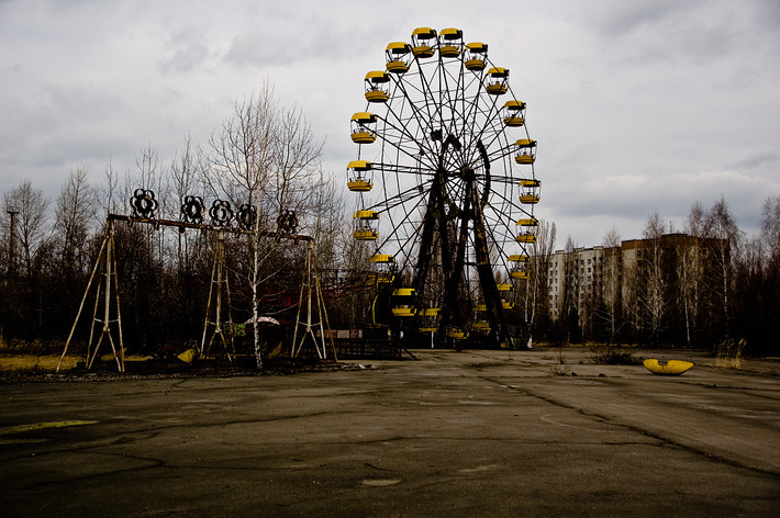 Tuy nhiên, vào ngày 26/4/1986, thảm họa hạt nhân tồi tệ đã xảy ra ở nhà máy điện Chernobyl. Do nồng độ phóng xạ tăng cao nên toàn bộ người dân ở thành phố Pripyat nhận lệnh sơ tán. Vì vậy, nơi đây bị bỏ hoang, vắng bóng người đến ngày nay.