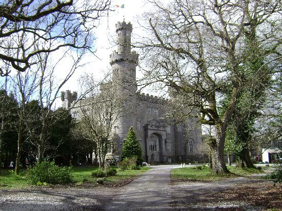 Lâu đài Charleville nằm ở hạt Offaly, Ireland được cho là địa điểm bị ma ám rùng rợn. Theo một số câu chuyện, lâu đài này bị linh hồn một cô gái ngã xuống từ tòa tháp cao nhất ám.