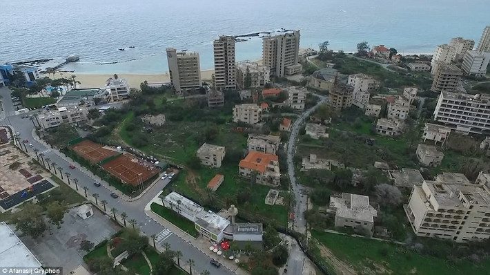 Varosha ở Bắc Cyprus bị bỏ hoang từ sau khi Thổ Nhĩ Kỳ xâm lược năm 1974. Hiện nay, khu vực bỏ hoang không một bóng người này trở thành một điểm du lịch hút khách.