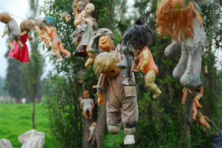 Đảo búp bê nằm ở Xochimilco, Mexico là một trong những địa điểm du lịch rùng rợn nhất thế giới. Bởi lẽ, nơi đây nổi tiếng với những con búp bê cũ kỹ, được buộc vào các cành và thân cây. Julián Santana Barrera - người sống trên đảo làm điều này.