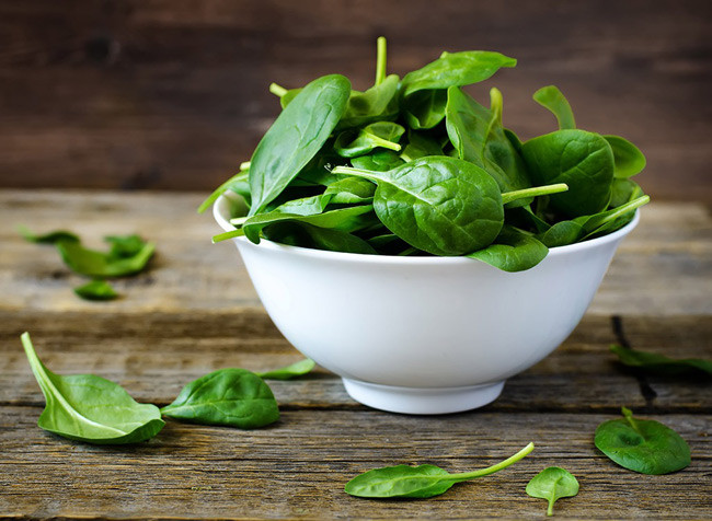6. Rau bina tươi. Rau bina là nguyên liệu tuyệt vời cho món salad, tuy nhiên khi được nấu chín sẽ làm giảm axit oxalic không tốt cho sức khỏe, tăng khả năng hấp thụ vitamin A, E, protein, chất xơ và kẽm. 1 bí quyết để tăng khả năng hấp thụ chất sắt là nên kết hợp rau bina với các thực phẩm giàu vitamin C (quýt, cam).