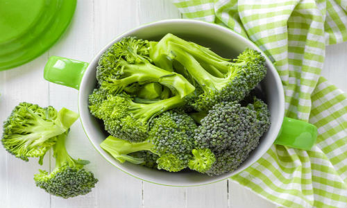 1. Thói quen nấu ăn luộc rau làm mất đi khá nhiều chất dinh dưỡng, đặc biệt là vitamin C bị hòa tan trong nước. Cách chế biến giữ được tối đa các chất có ích cho sức khỏe là hấp và đậy kín vung.