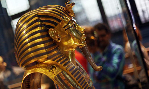 Khi mở mộ pharaoh Tutankhamun, các chuyên gia khảo cổ phát hiện chiếc mặt nạ vàng nổi tiếng đặt trên mặt xác ướp nhà vua Ai Cập nổi tiếng lịch sử.