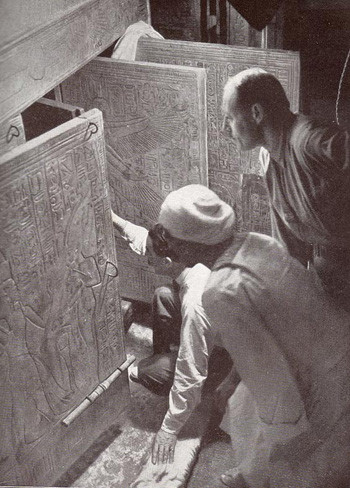 Người Ai Cập cổ đại đã chôn cất các pharaoh trong các ngôi mộ được thiết kế kỳ công để bảo vệ giấc ngủ ngàn thu của họ. Những ngôi mộ này thường có lối ra được đóng kín bằng một phiến đá lớn mà những kẻ trộm mộ khó có thể di chuyển.