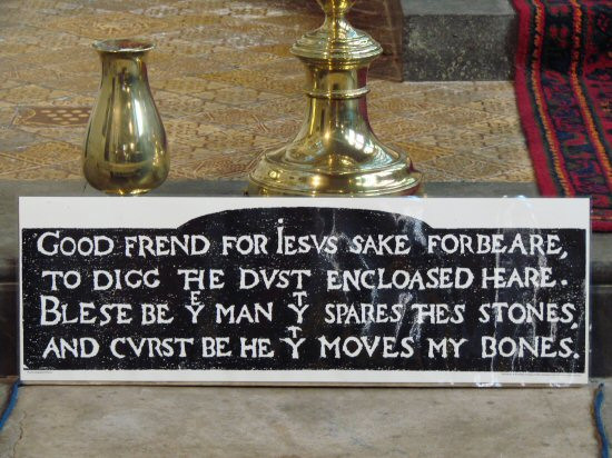 Trên ngôi mộ của Shakespeare ở nhà thờ Holy Trinity ở Stratford-Upon-Avon có khắc dòng chữ với nội dung mà bất cứ ai đọc đều cảm thấy run sợ: "Vì Chúa hãy ngăn cản, những kẻ định đào bới ở đây. Chúa sẽ phù hộ những người tránh xa ngôi mộ và nguyền rủa kẻ dám động đến xương cốt của ta".