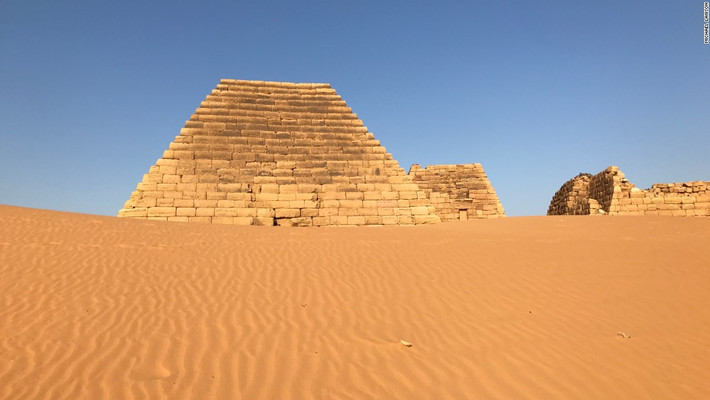 Kim tự tháp ở Sudan có kích thước nhỏ hơn so với kim tự tháp của người Ai Cập. Theo ước tính, mỗi ngày chỉ có khoảng 10 du khách ghé thăm kim tự tháp ở Sudan.