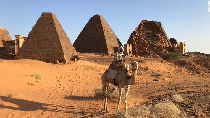 Khi đến Sudan, du khách có thể cắm trại, ngủ qua đêm ở chân kim tự tháp.