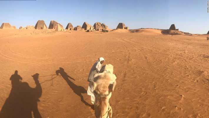 Du khách muốn chiêm ngưỡng những kim tự tháp ở Sudan phải di chuyển bằng xe jeep, lạc đà hoặc đi bộ một đoạn đường để tiếp cận kiệt tác kiến trúc cổ xưa này.