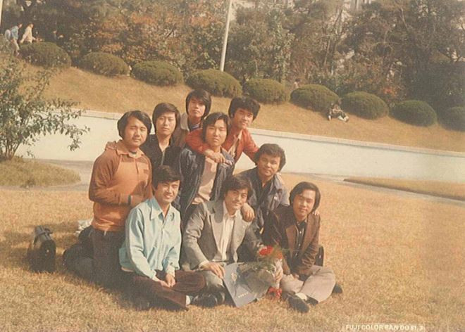 Ông Moon Jae In (ngồi hàng đầu, ở giữa) trong thời gian học đại học.