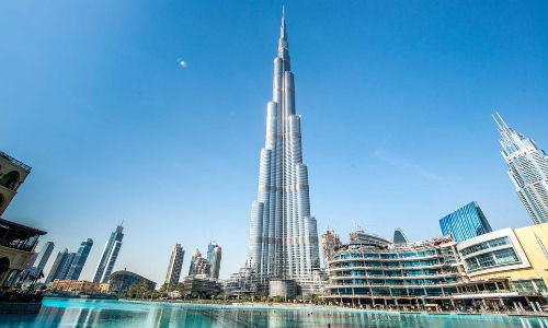 Tòa nhà cao nhất: Với độ cao khoảng 823 m, nóc tòa nhà Burj Khalifa ở Dubai (Các Tiểu vương quốc Ả Rập Thống nhất) sẽ là địa điểm cao nhất du khách có thể đặt chân tới mà không cần máy bay. Ảnh: Getty Images.