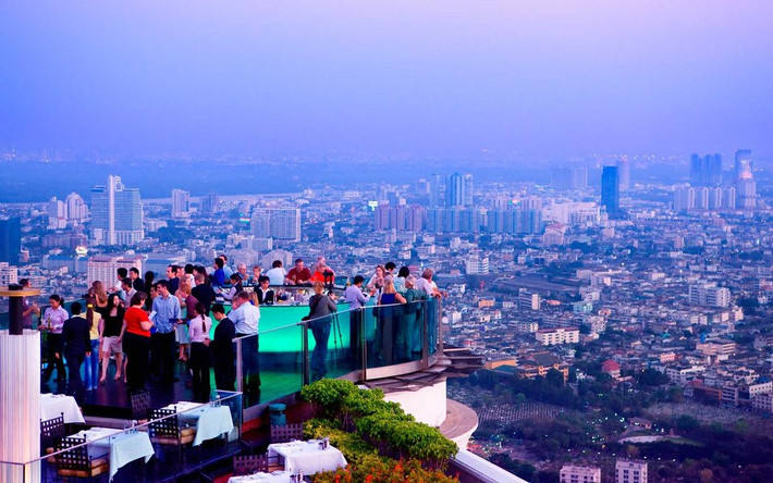 Quán bar ngoài trời cao nhất: Du khách có thể say sưa trong quán Sky Bar tại Bangkok (Thái Lan) trên độ cao đáng kinh ngạc. Địa điểm này từng xuất hiện trong bộ phim "The Hangover" phần 2, thậm chí có loại đồ uống tên là Hangovertini dành riêng cho dàn diễn viên khi họ quay phim tại đây. Ảnh: Getty Images.