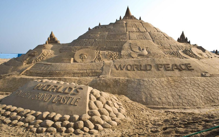 Lâu đài cát cao nhất: Ngày 10/2, Sudarsan Pattnaik xây một lâu đài cát cao gần 15 m trên bãi biển tại bang Odisha (Ấn Độ). Anh đã làm việc chăm chỉ trong 9 ngày và được các thành viên khác trong Viện Cát Sudarsan giúp đỡ để phá kỷ lục Guinness thế giới. Ảnh: Alamy.