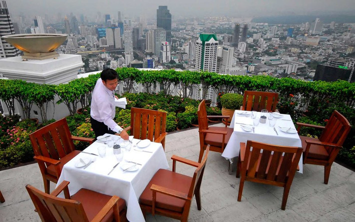Nhà hàng cao nhất thế giới: Du khách sẽ được trải nghiệm bữa ăn trên độ cao lớn nhất thế giới trong nhà hàng Sirocco tại tầng 63 của tòa nhà State Tower ở Bangkok. Ảnh: Bloomberg/Getty Images.