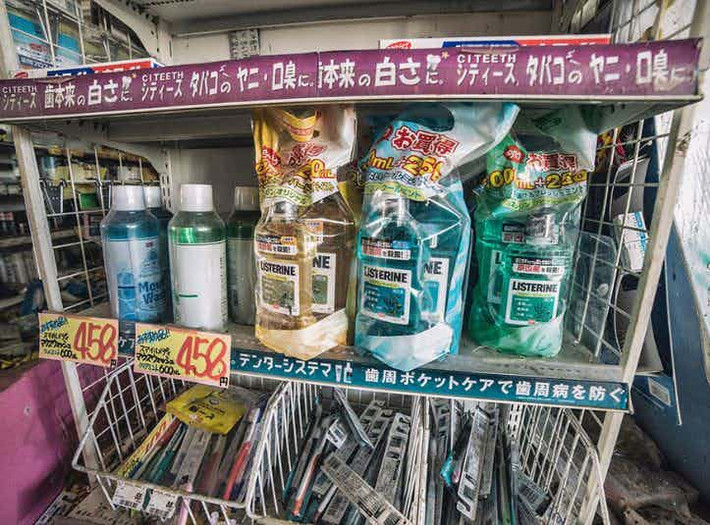 Bụi phủ dày các mặt hàng bên trong một siêu thị.