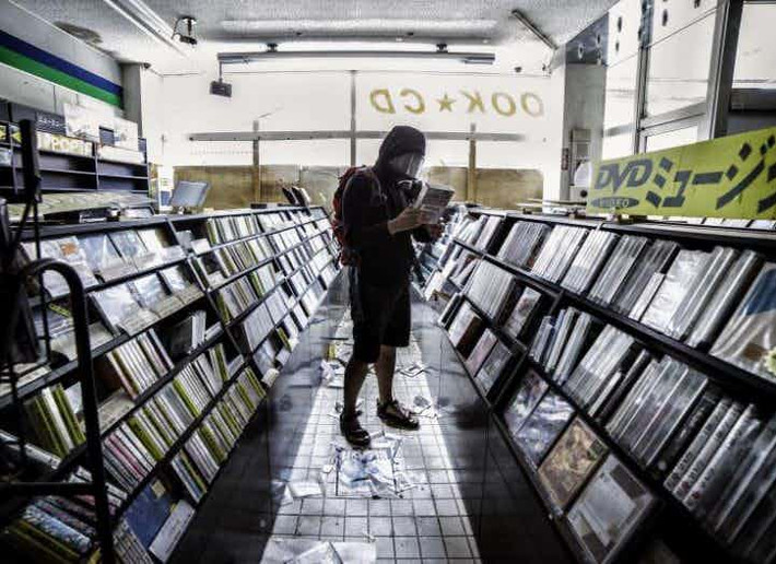 Những chiếc đĩa CD, DVD nằm trên kệ. Chúng bị bỏ lại kể từ năm 2011.