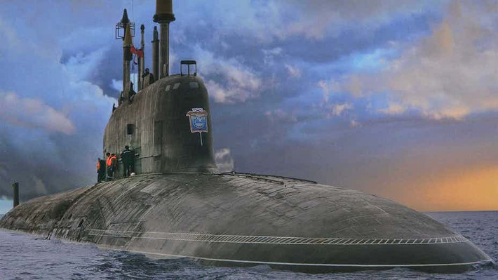 Không phải toàn bộ thủy thủ thiệt mạng ngay lập tức sau 2 vụ nổ trên tàu ngầm Kursk. Cụ thể, sau 2 vụ nổ kinh hoàng trên, 23 thủy thủ từ khoang số 6 tới số 9 vẫn còn sống. Họ đã cố gắng tìm cách thoát ra bên ngoài nhưng không thành.