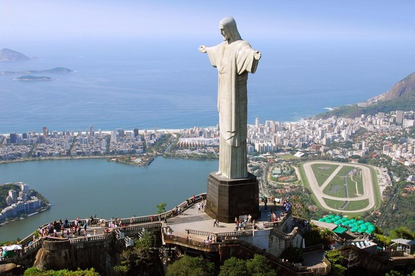 Tượng chúa Jesus nằm ở thành phố Rio de Janeiro, Brazil có chiều cao 30m và sải tay dài 28 m. Bức tượng này nằm tại độ cao 700mét, phía trên đỉnh núi Corcovado và nặng tới 635 tấn do làm từ bê tông cốt thép và đá steatit. Đây là một trong 7 kỳ quan mới của thế giới.
