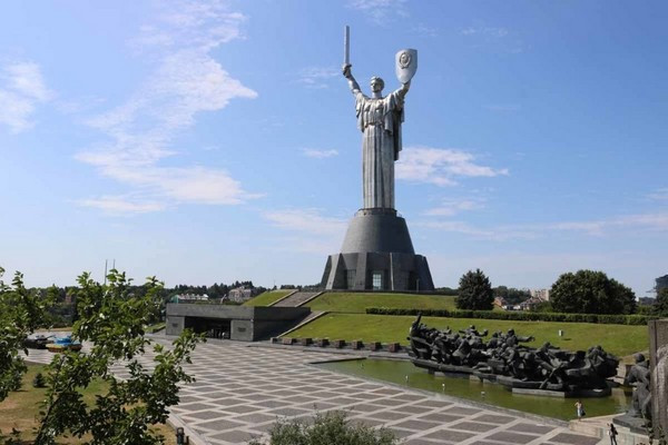 Tượng đài Motherland cao 62m tọa lạc lại Kiev, Ukraine. Kiệt tác này được xây dựng để ăn mừng chiến thắng của Liên Xô trước Đức Quốc xã.