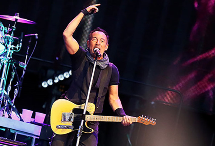 Bruce Springsteen đã bị trầm cảm trong một thời gian dài, ông đã nói với CBS Sunday Morning. "Nó giống như một thứ sẽ nuốt chửng bạn". Nhưng ông nói nó không ảnh hưởng đến công việc và sức mạnh của tình yêu là chìa khóa chiến thắng tất cả. Bruce Springsteen được điều trị bằng liệu pháp và thuốc men.