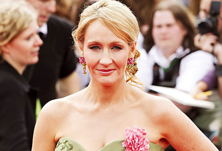 JK Rowling: Mẹ đẻ của tiểu thuyết Harry Potter đã đem lại niềm vui cho hàng triệu người, nhưng cô thừa nhận cảm thấy thất vọng khi viết tiểu thuyết ma thuật. Những tâm trạng tối tăm của cô thậm chí còn là nguồn cảm hứng cho loạt truyện nổi tiếng với hiện thân là những thế lực đen tối đội mũ trùm đầu, những sinh vật kỳ dị... Để điều trị chứng trầm cảm, JK Rowling đã phải tìm sự giúp đỡ của các chuyên gia tâm lý.